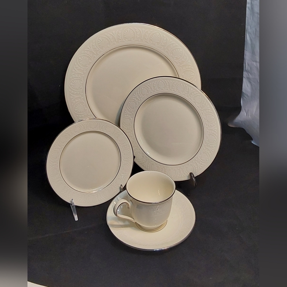 Lenox COUTYARD PLATINUM  5 PIECE  PLACE SETTING‎ PLUS SERVING SALT & PEPPER
